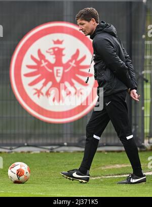 06 April 2022, Hessen, Frankfurt/Main: Frankfurt head coach Oliver Glasner walks across the pitch during Eintracht Frankfurt's final training session ahead of the Europa League first leg against FC Barcelona. Photo: Arne Dedert/dpa Credit: dpa picture alliance/Alamy Live News Stock Photo