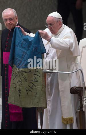 Vatican, Vatican. 06th Apr, 2022. Italy, Rome, Vatican, 2022/04/06.Pope Francis shows a flag that he said was sent to him from Bucha, Ukraine, during his weekly general audience in the Paul VI Hall, at the Vatican. Photograph by Alessia Giuliani/Catholic Press Photo RESTRICTED TO EDITORIAL USE - NO MARKETING - NO ADVERTISING CAMPAIGNS. Credit: Independent Photo Agency/Alamy Live News Stock Photo