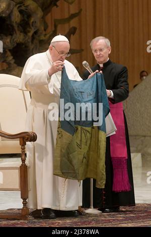 Vatican, Vatican. 06th Apr, 2022. Italy, Rome, Vatican, 2022/04/06.Pope Francis shows a flag that he said was sent to him from Bucha, Ukraine, during his weekly general audience in the Paul VI Hall, at the Vatican. Photograph by Vatican media/Catholic Press Photo RESTRICTED TO EDITORIAL USE - NO MARKETING - NO ADVERTISING CAMPAIGNS. Credit: Independent Photo Agency/Alamy Live News Stock Photo