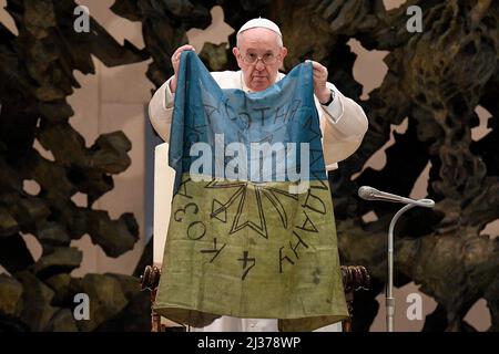 Vatican, Vatican. 06th Apr, 2022. Italy, Rome, Vatican, 2022/04/06.Pope Francis shows a flag that he said was sent to him from Bucha, Ukraine, during his weekly general audience in the Paul VI Hall, at the Vatican. Photograph by Vatican media/Catholic Press Photo RESTRICTED TO EDITORIAL USE - NO MARKETING - NO ADVERTISING CAMPAIGNS. Credit: Independent Photo Agency/Alamy Live News Stock Photo