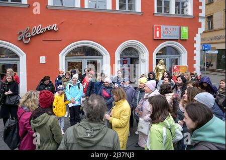 06 April 2022, Saxony-Anhalt, Halle (Saale): Guest guide Beate Krauße () leads refugees from Ukraine through the city. In addition to relevant points such as the city administration building, shopping opportunities, gastronomic and museum facilities and selected tourist points in the inner and old town areas are presented. Photo: Heiko Rebsch/dpa Stock Photo