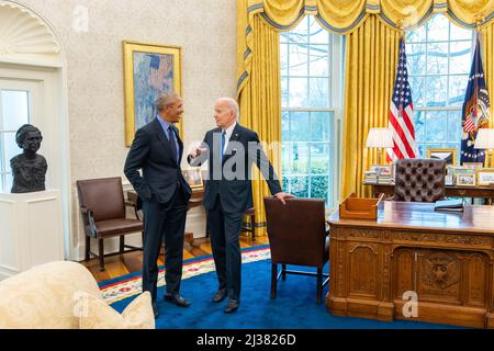 Washington, United States Of America. 05th Apr, 2022. Washington, United States of America. 05 April, 2022. U.S President Joe Biden chats with former President Barack Obama during a visit to promote the expansion of the Affordable Care Act coverage, in the Oval Office of the White House, April 5, 2022 in Washington, DC Credit: Adam Schultz/White House Photo/Alamy Live News Stock Photo