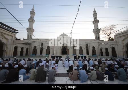 Pakistan Rjb Peshawar, Pakistan. 04th Apr, 2022. Muslims living in Peshawar had the ...