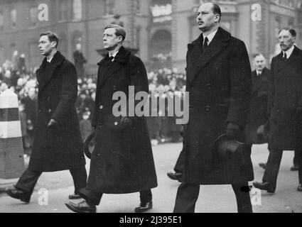 The Body of the late King George arrives in London from Sandringham. Dense crowds line the route to pay homage. King Edward VIII centre, with the Duke of Gloucester and the Duke of York following the cortege along Buston Road. January 23, 1936. (Photo by Sport & General Press Agency, Limited). Stock Photo