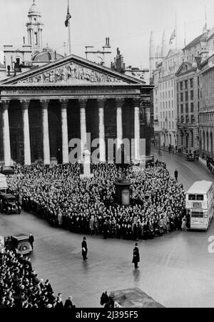 The city of London pay homage to the memory of his late Majesty King George V. Though there was no pageantry to witness and few people were endgaged in business, still a crowd gathered at the Royal Exchange and stood in Silent tribute to the late King. January 28, 1936. (Photo by Sport & General Press Agency, Limited). Stock Photo