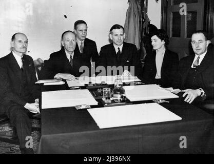 Civil Air Guard -- The firsts meeting of the newly appointed commissioners of the civila air guard at Ariel House, Kingsway W.C. 2. Capt. H.H. Balfour under secretary for state for Air was present. Sitting down in conference. ((L-R) R. Murray, Lord Londonderrry (Chief Commissioner) Air Commodore J.A. Chamier (Organising Secretary) Capt. Balfour, Mrs. F.G. Miles and Maj. Alan Goodfellow. August 29, 1938. (Photo by Sports & General Press Agency Limited). Stock Photo