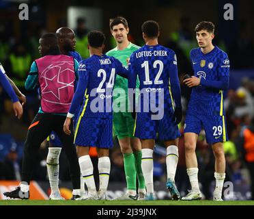 London, England, 6th April 2022.  Former Chelsea player Thibaut Courtois of Real Madrid talks to the Chelsea players during the UEFA Champions League match at Stamford Bridge, London. Picture credit should read: David Klein / Sportimage Stock Photo