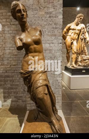England, London, Piccadilly, Royal Academy of Arts, Exhibit of Plaster cast statue of Venus de Milo Stock Photo