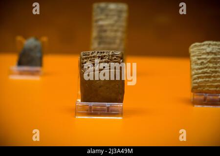 Basra, Iraq - march 31, 2022: photo of ancient objects in the historic museum of Iraq Stock Photo