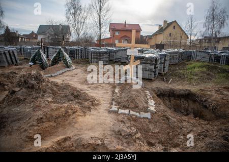 Bucha, Ukraine. 06th Apr, 2022. A grave seen near a church in Bucha, a town near Kyiv that was recently liberated from Russian forces. Russia invaded Ukraine on 24 February 2022, triggering the largest military attack in Europe since World War II. Credit: SOPA Images Limited/Alamy Live News Stock Photo