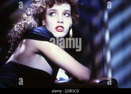 VAMPIRE'S KISS (1989) JENNIFER BEALS, NICOLAS CAGE VPK 001 Stock Photo ...