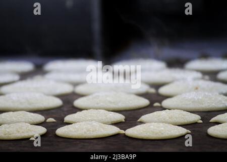 Gaza City, Gaza Strip, Palestine. 6th Apr, 2022. Gaza, Palestine. 06 April 2022. Palestinians prepare sweet pancakes or Qatayef in the Shujaiya market on the east of Gaza City during Ramadan. The fried pancakes are a traditional dessert in the Middle East especially during the holy month of Ramadan (Credit Image: © Ahmad Hasaballah/IMAGESLIVE via ZUMA Press Wire) Stock Photo