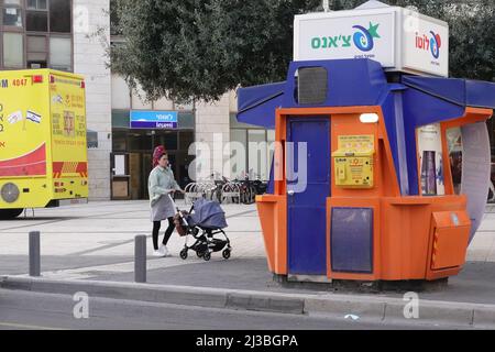 Jerusalem. 6th Apr, 2022. An automated external defibrillator (AED) installed at a lottery stall near a blood donation vehicle is seen in Jerusalem, on April 6, 2022. Israel's national emergency service Magen David Adom (MDA) installed AEDs at phone booths, lottery stalls, and other public locations here to increase the survival rate of people suffering a heart attack. Credit: Wang Zhuolun/Xinhua/Alamy Live News Stock Photo