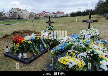 Lviv, Ukraine. 06th Apr, 2022. Graves seen covered with flowers by mourners paying their respects to the fallen soldiers. Funeral Service for three Ukrainian soldiers, Liubomyr Gudzelyak, sergeant Vyacheslav Ubiyvovk, and Ruslan Koval, killed by Russian forces amid the Russian invasion of Ukraine. Credit: SOPA Images Limited/Alamy Live News Stock Photo