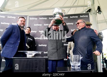 Co-owner Sir Alex Ferguson celebrates with the Betway Bowl trophy after Clan Des Obeaux wins the Betway Bowl Chase at Aintree Racecourse, Liverpool. Picture date: Thursday April 7, 2022. Stock Photo