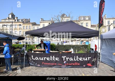 Paella stall, Sunday market, Quai des Chartrons, Bordeaux, France March 2022 Stock Photo