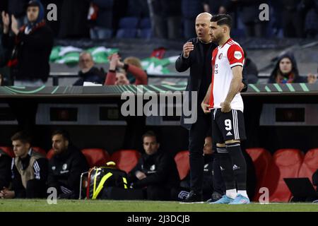 ROTTERDAM - (lr) Feyenoord coach Arne Slot, Alireza Jahanbakhsh of Feyenoord during the Conference League match between Feyenoord and Slavia Prague at Feyenoord Stadium de Kuip on April 7, 2022 in Rotterdam, Netherlands. ANP MAURICE VAN STEEN Stock Photo