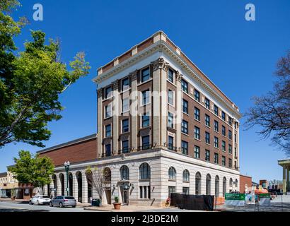 CONCORD, NC, USA-3 APRIL 2022: The Cabarrus Savings Bank building. Sunny, spring day, blue sky. Stock Photo