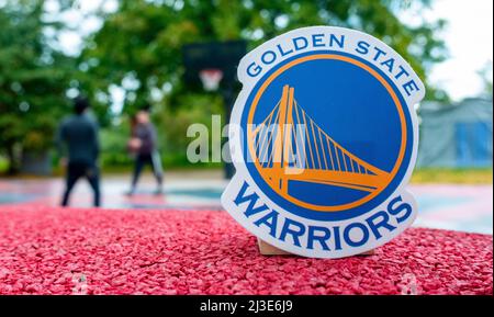 September 15, 2021, San Francisco, USA, The emblem of the Golden State Warriors basketball club on the sports ground. Stock Photo