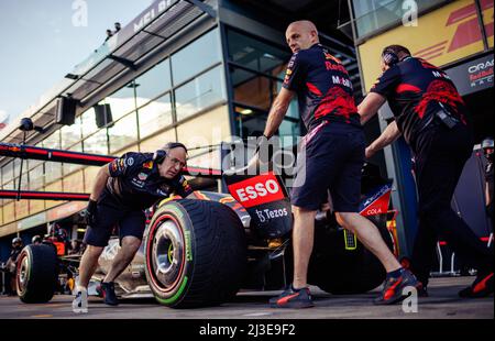MELBOURNE, AUSTRALIA, Albert Park Grand Prix circuit, 7. April: Mechanics working and practicing pit stops with the number 11 car of Sergio Perez (MEX) of team Red Bull during the Australian Formula One Grand Prix at the Albert Park Grand Prix circuit on 7. April, 2022. Stock Photo