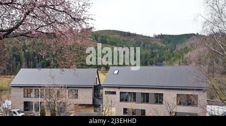 Baiersbronn, Germany. 07th Apr, 2022. View of the new restaurant building of the Hotel Traube Tonbach. This integrates the Schwarzwaldstube, the 1789 and the Schatzhauser. In January 2020, the main building burned down. On 08.04.2022 is the opening of the new buildings. Credit: Uli Deck/dpa/Alamy Live News Stock Photo