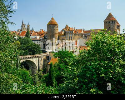 Castle and Pont Pinard over the river Armancon in the historic town of Semur en Auxois in Burgundy, France. Stock Photo