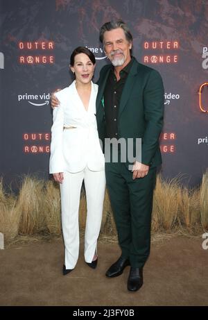 Outer Ranges Scenes LILI TAYLOR in OUTER RANGE (2022), directed by JOSH BROLIN. Credit ...