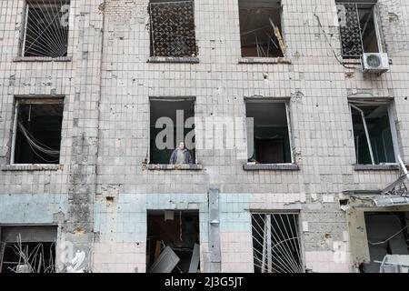 April 8, 2022, Borodyanka, Bucha Raion of Kyiv Oblast, Ukraine: A Ukrainian man is seen inside a damaged residential building in Borodyanka of Bucha Raion, Kyiv Oblast, following the Russian air raids on the area, as the ukranian forces have retaken the town. (Credit Image: © Daniel Ceng Shou-Yi/ZUMA Press Wire) Stock Photo