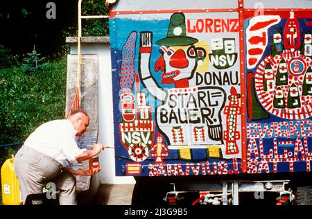 Der Maler, Zeichner, Bildhauer, Dichter, Sprachenerfinder, Fotograf und Aktionskünstler August Walla bemalt während der Vorbereitungen für das Andre Heller-Projekt 'Luna Luna' 1987 einen Wagen. [dpabilderarchiv] Stock Photo