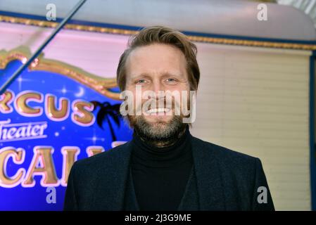 Cologne, Germany. 07th Apr, 2022. The athlete Julius Brink comes to the Cologne premiere of Circus Theater Roncalli Credit: Horst Galuschka/dpa/Alamy Live News Stock Photo