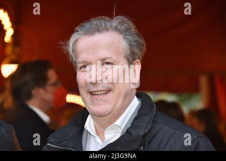 Cologne, Germany. 07th Apr, 2022. Christoph Kuckelkorn, President of the Cologne Carnival Festival Committee comes to the Cologne premiere of Circus Theater Roncalli Credit: Horst Galuschka/dpa/Alamy Live News Stock Photo