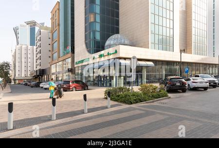 Riyadh, Saudi Arabia, 1st April 2022: street cleaner in central Riyad Stock Photo