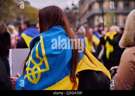 Demonstration gathering against the invasion of Ukraine by Russia, in memory of the victims of the genocide of Boutcha in Ukraine, on the square of the Town Hall. Portrait of a young woman demonstrator holding a sign with the message bucha, with the colors of the Ukrainian flag and a broken heart, during the demonstration. Paris, France on April 6, 2022. Photo by Karim Ait Adjedjou/Avenir Pictures/ABACAPRESS.COM Stock Photo