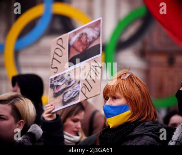 Demonstration gathering against the invasion of Ukraine by Russia, in memory of the victims of the genocide of Boutcha in Ukraine, on the square of the Town Hall. Portrait of a young woman demonstrator holding a sign with the message bucha, with the colors of the Ukrainian flag and a broken heart, during the demonstration. Paris, France on April 6, 2022. Photo by Karim Ait Adjedjou/Avenir Pictures/ABACAPRESS.COM Stock Photo