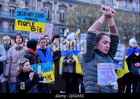 Demonstration gathering against the invasion of Ukraine by Russia, in memory of the victims of the genocide of Boutcha in Ukraine, on the square of the Town Hall. Portrait of a young woman demonstrator holding a sign with the message bucha, with the colors of the Ukrainian flag and a broken heart, during the demonstration. Paris, France on April 6, 2022. Photo by Karim Ait Adjedjou/Avenir Pictures/ABACAPRESS.COM Stock Photo