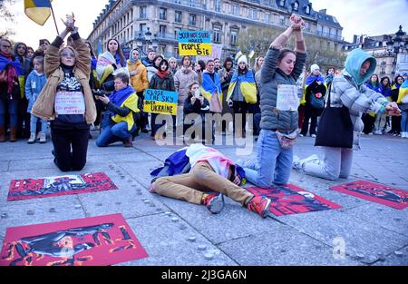 Demonstration gathering against the invasion of Ukraine by Russia, in memory of the victims of the genocide of Boutcha in Ukraine, on the square of the Town Hall. Portrait of a young woman demonstrator holding a sign with the message bucha, with the colors of the Ukrainian flag and a broken heart, during the demonstration. Paris, France on April 6, 2022. Photo by Karim Ait Adjedjou/Avenir Pictures/ABACAPRESS.COM Stock Photo