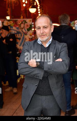 Cologne, Germany. 07th Apr, 2022. Actor Erdogan Atalay comes to the Cologne premiere of Circus Theater Roncalli Credit: Horst Galuschka/dpa/Alamy Live News Stock Photo