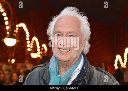 Cologne, Germany. 07th Apr, 2022. The musician Hannes Schöner comes to the Cologne premiere of the Circus Theater Roncalli Credit: Horst Galuschka/dpa/Alamy Live News Stock Photo