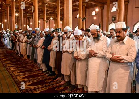 Kashmiri Muslims offer congregational Prayers inside the Grand Mosque (Jamia Masjid) during the first Friday of Ramadan in Srinagar. Muslims throughout the world are marking the month of Ramadan, the holiest month in the Islamic calendar during which devotees fast from dawn till dusk. (Photo by Saqib Majeed / SOPA Images/Sipa USA) Stock Photo