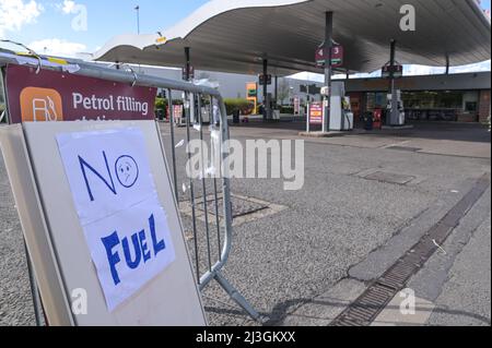 Birmingham, England, April 8th 2022. A sign that reads 'No Fuel' with a sad face drawn at a Sainsbury's petrol station in Castle Bromwich, Birmingham on Friday as Just Stop Oil protesters continue to target oil depots throughout the UK. Katie Stewart / Alamy Live News Stock Photo