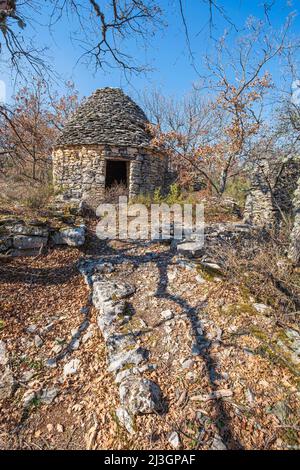 France, Alpes-de-Haute-Provence, Mane, borie, dry stone hut, in the surroundings of the village of Mane Stock Photo