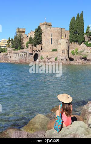 France, Alpes Maritimes, Mandelieu la Napoule, woman looking at the castle on the seafront largely rebuilt at the beginning of the 20th century by the American couple Henry and Marie Clews which now houses the Clews Center for the Arts Stock Photo