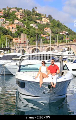 France, Alpes Maritimes, Mandelieu la Napoule, port of La Rague with Théoule sur Mer in the background, lovers on a yacht Stock Photo