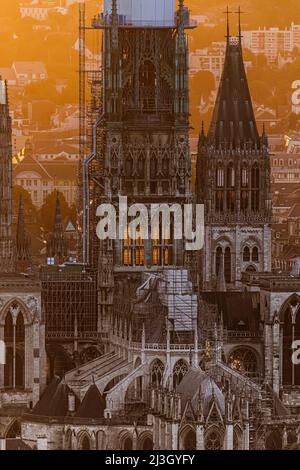 France, Seine-Maritime (76), Rouen, panorama of the Côte Sainte-Catherine, close-up of the eastern side of the towers and the roof of the Notre-Dame de Rouen Cathedral, in the setting sun Stock Photo