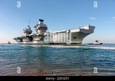 The Royal Navy aircraft carrier HMS Queen Elizabeth (R08) entering Portsmouth Harbour - June 2018. Stock Photo