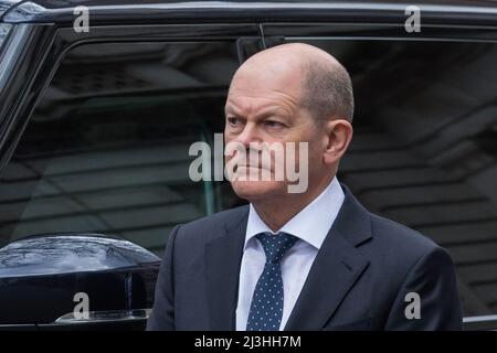 London, UK. 8th Apr, 2022. German Chancellor Olaf Scholz arrives in Downing Street ahead of the bilateral meeting with British Prime Minister Boris Johnson. The leaders are expected to discuss measures in response to the Russian invasion of Ukraine. Credit: Wiktor Szymanowicz/Alamy Live News Stock Photo