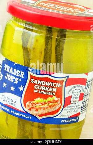 Trader Joe's Sandwich Gurken in Scheiben im Glas Stock Photo