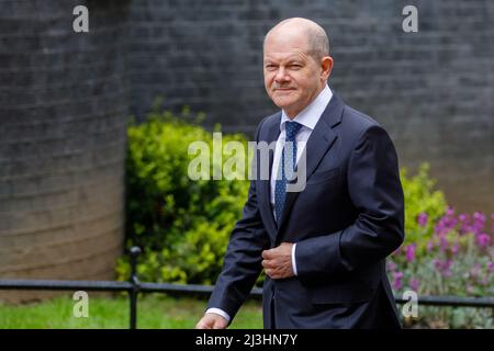 Downing Street, London, UK. 8th April 2022,German Chancellor, Olaf Scholz, arriving in Downing Street. Boris Johnson and German Chancellor Olaf Scholz are to hold talks regarding the conflict in Ukraine. Amanda Rose/Alamy Live News Stock Photo