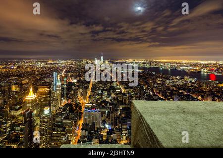 W 34 Street & 5 Av, New York City, NY, USA, Long Exposure Night shoot of manhattan from Empire State Building Stock Photo