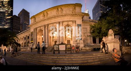 5 Av/W 41 Street, New York City, NY, USA, Young Boy and Girl in front of the New York Public Library (öffentliche Bibliothek) Stock Photo